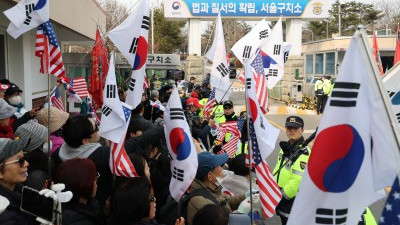 서울구치소 앞 집결한 尹 지지자