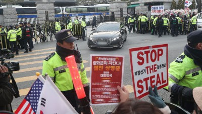 윤 대통령 지지자 헌재 재판관 퇴근길 시위