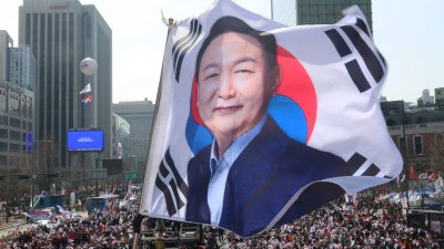 광화문에 등장한 윤석열 태극기