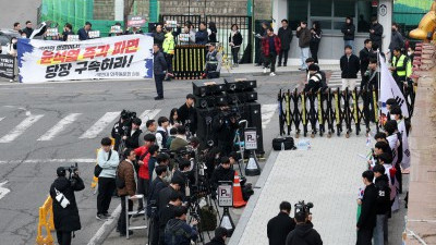 尹 탄핵 두고 찬반으로 나뉜 국민대