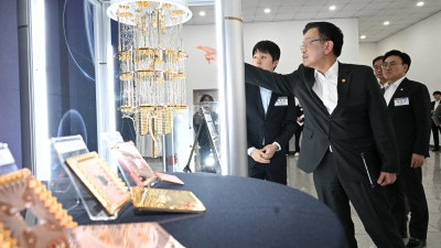 양자컴퓨터 설명 듣는 최상목 대통령 권한대행 