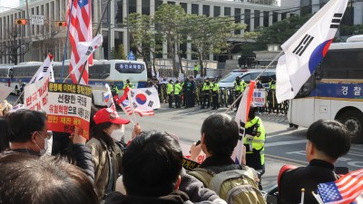 금요일 오후 헌법재판소 앞에서 외치는 탄핵 반대