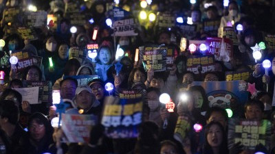 윤 대통령 탄핵심판 선고 지연...구호 외치는 탄핵 찬성 시민들