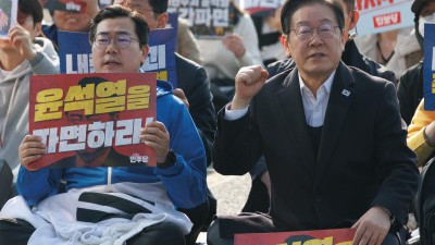 구호 외치는 이재명 민주당 대표