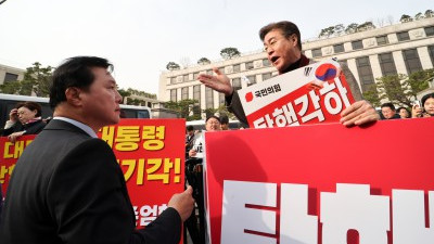 여야, 헌재 앞 신경전