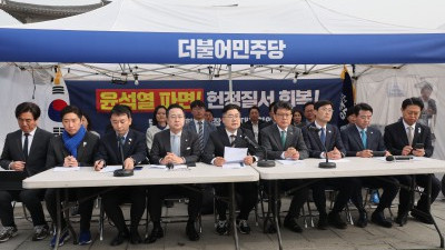 민주당 천막당사 첫 원내대책회의