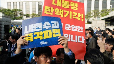헌법재판소 앞 피켓 신경전