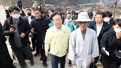 산불로 전소된 고운사 찾은 이재명 대표