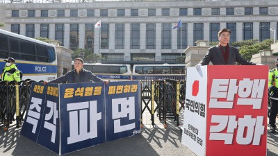 늦어지는 尹탄핵심판...'즉각 파면 vs 탄핵 각하'