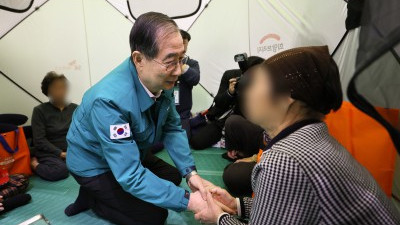 산불 피해 이재민 위로하는 한덕수 대통령 권한대행 