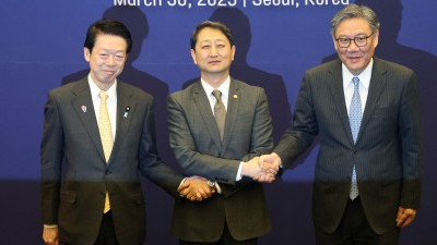 손 맞잡은 한·일·중 경제통상장관