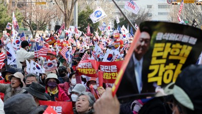 선고일 지정 소식에 헌법재판소 인근 몰린 탄핵반대 시민들