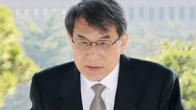 출근하는 노태악 중앙선관위원장