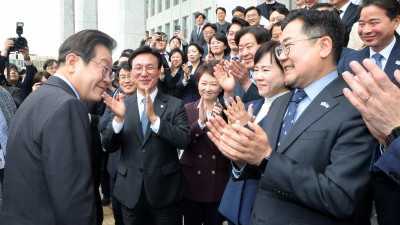 이재명, 박수 받으며 대표직 마무리