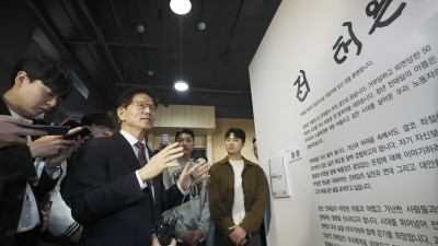 청년들과 전태일기념관 찾은 김문수 전 장관