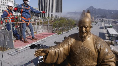 광화문광장의 먼지 제거되는 세종대왕 동상 세척행사 