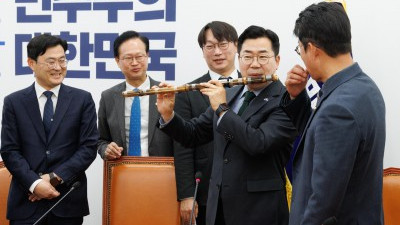 만파식적 선물받은 박찬대 직무대행