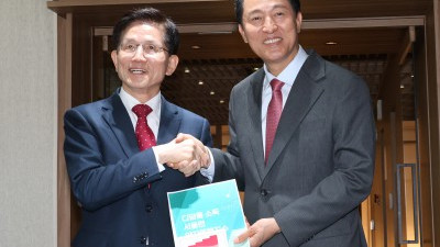 오세훈 서울시장과 악수하는 김문수 전 고용노동부 장관