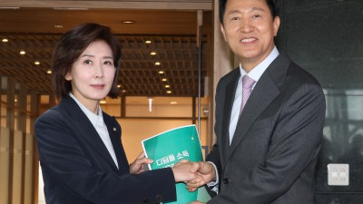 '약자와의 동행' 악수하는 나경원과 오세훈 