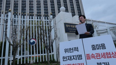 정부서울청사앞 1인 시위 나선 김민석 최고위원