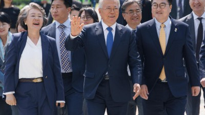 퇴임 후 처음 국회 방문한 문재인 전 대통령
