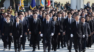 '대선후보' 이재명, 이승만·박정희·김영삼·김대중 대통령 묘소 참배