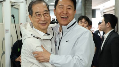 오세훈과 포옹하며 대선행보 시작한 한덕수 전 국무총리