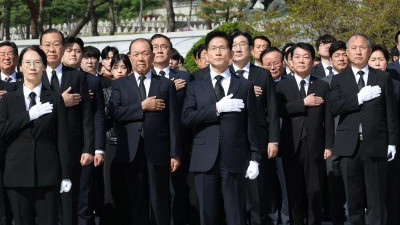 대선후보 첫 일정으로 현충원 찾은 김문수