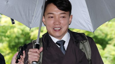 '딸 위장전입·리조트 접대 의혹' 이정섭 검사 첫 공판 