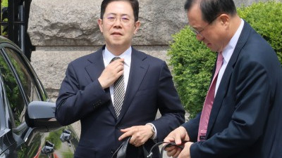 헌재 도착하며 넥타이 고쳐매는  '고발사주' 의혹 손준성 검사장 