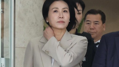  2심에서도 벌금 150만원 선고받고 법원 나서는 김혜경씨