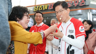 김문수 대선후보, 진주시장 찾아 '냠냠'
