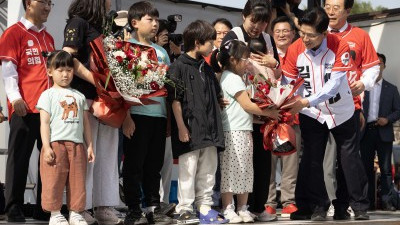 '밀양 유세' 육남매 만난 김문수 국민의힘 대선후보