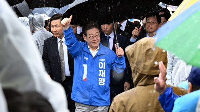 '여수 유세' 우산 손에 든 이재명 대선 후보