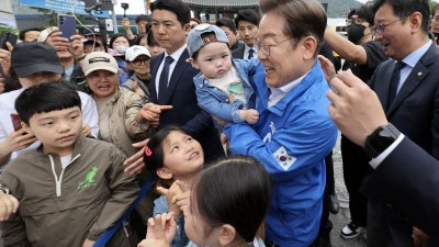 나주 찾은 이재명...시민들과 인사