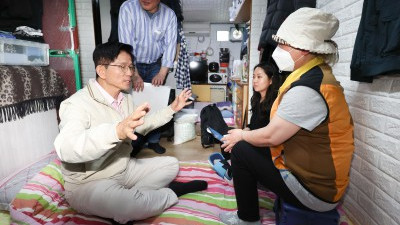 '약자동행' 내건 김문수, 영등포 쪽방촌 방문