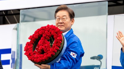 이재명 대선 후보, '선거도장 모양 꽃다발 들고'