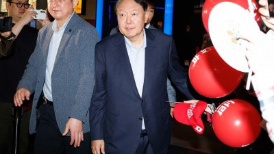 윤석열, 영화 '부정선거, 신의 작품인가' 관람