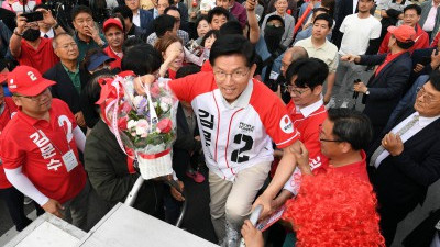 양주 유세차량 오르는 김문수 대선 후보