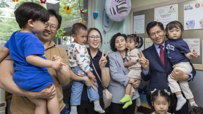 김문수 후보-설난영 여사, 어린이들과 함께