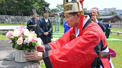 김문수 후보, 수로왕릉 찾아 헌화례