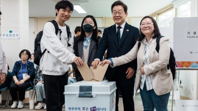 이재명 후보, 청년들과 함께 사전투표