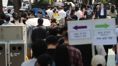 사전투표소 찾은 시민들... 긴 대기줄에 '깜짝'