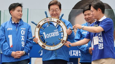 이재명 대선 후보, '조타기 손에 들고'