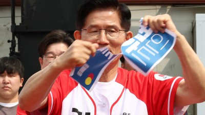 김문수, 이재명 겨냥 '법카' 퍼포먼스