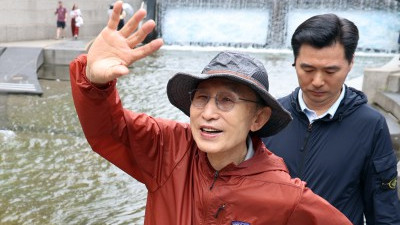 이명박 전 대통령, '청계천 산책'