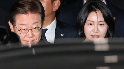 '당선 확실' 이재명, 김혜경 여사와 함께 집 나서