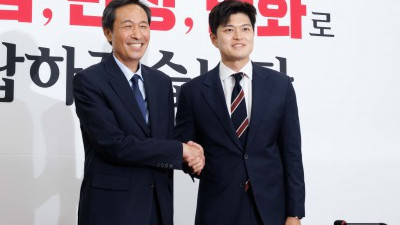 국민의힘 예방한 우상호 정무수석