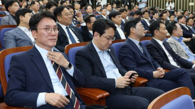 민주당 새 원내대표 선출 의총 참석한 김민석 총리 후보자