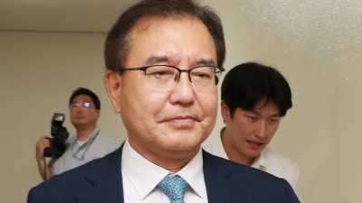 굳은 표정으로 출근하는 이명현 채상병 수사 특별검사